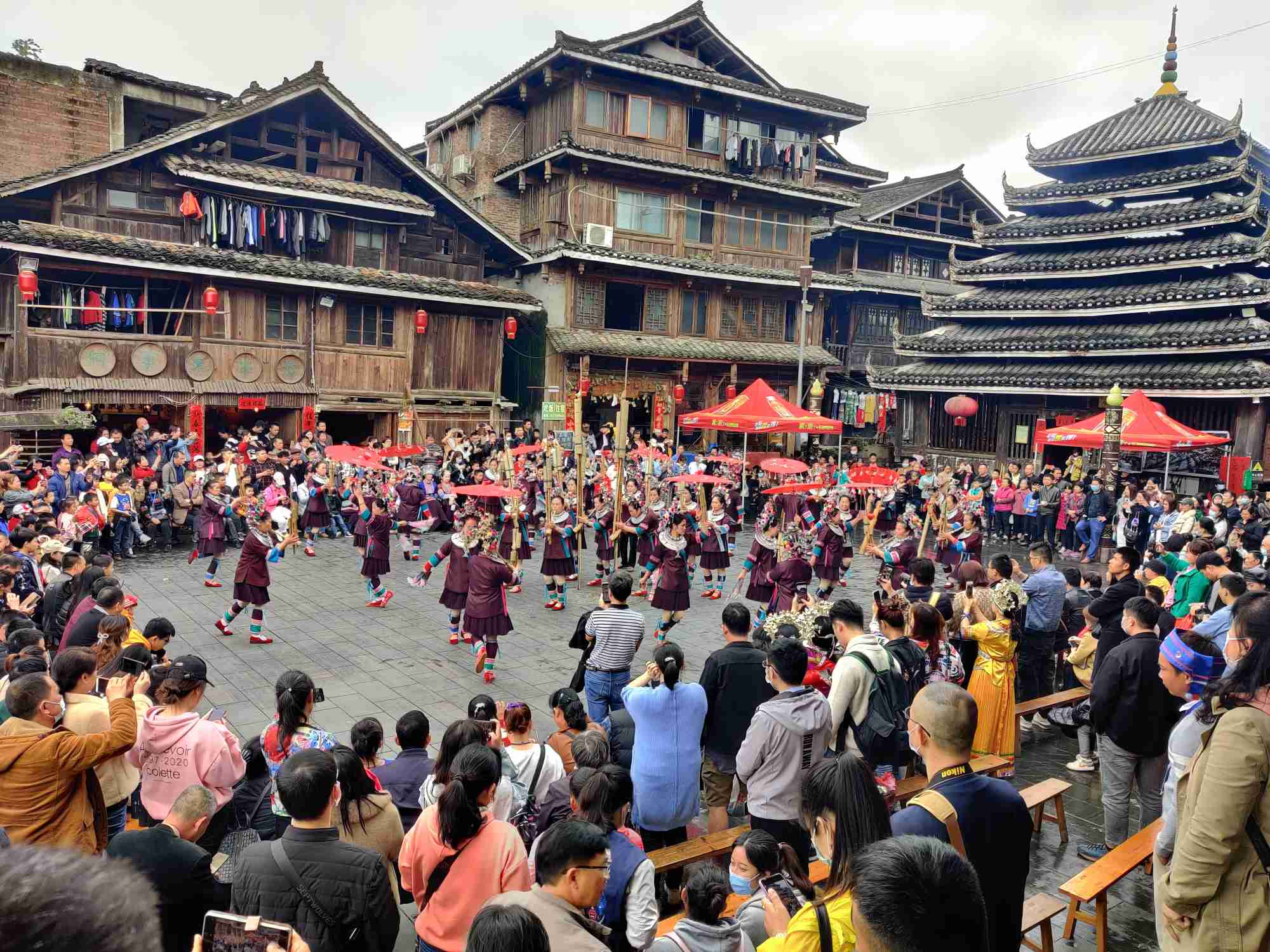 一季度，广西旅游业迎来小阳春。图为众多游客在三江程阳八寨景区观看侗族芦笙舞.jpg